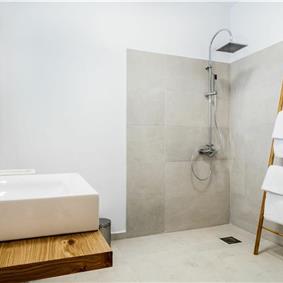 4 bedroom villa with infinity pool and sea view in Perithia, Corfu, sleeps 9